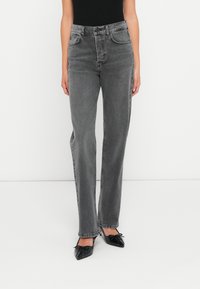 Прямые джинсы