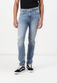 Узкие джинсы Узкие джинсы