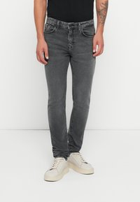 Узкие джинсы