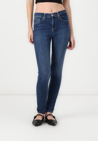 Узкие джинсы