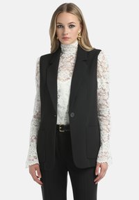 Длинный жилет