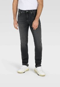 Узкие джинсы