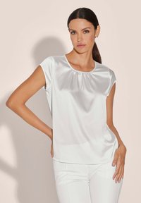 Атласная блузка