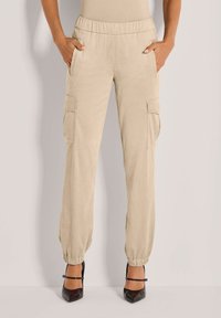 Брюки с накладными карманами