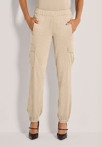 Брюки с накладными карманами