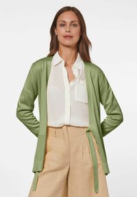 Длинный жилет