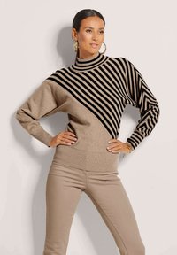 Пуловер в полоску