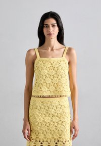 Топ на бретельках Топ на бретельках