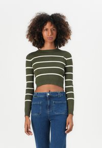 Пуловер в полоску