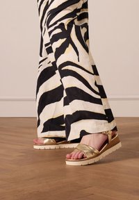 Босоножки на танкетке