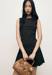 Платье футляр