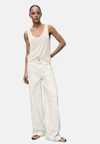 Клешеные джинсы Клешеные джинсы