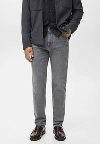 Узкие джинсы