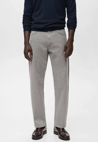 Прямые джинсы