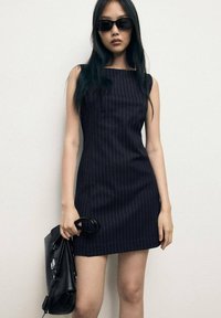 Платье футляр