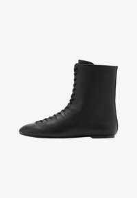 Ботинки на шнуровке