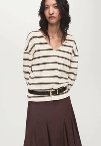 Пуловер в полоску