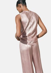 Блузка без рукавов Блузка без рукавов