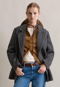 Короткое пальто