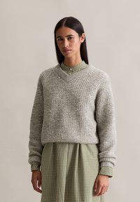 Пуловер с вырезом V