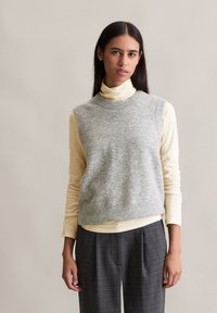 Пуловер без рукавов