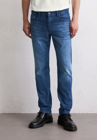 Прямые джинсы