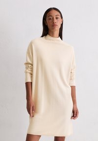 Вязаное платье