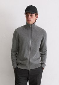 Вязаная кофта