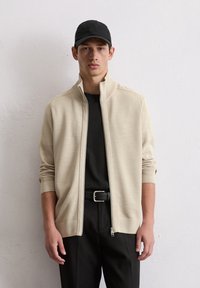 Вязаная кофта