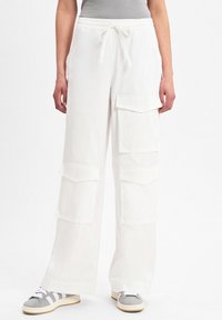 Брюки с накладными карманами