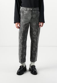 Свободные джинсы