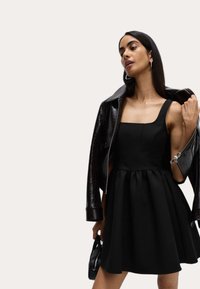 Короткое платье Короткое платье