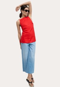 Топ на бретельках