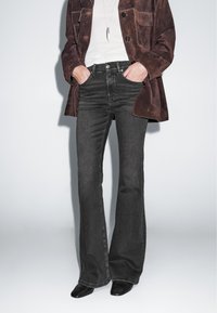 Клешеные джинсы