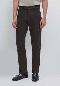 Узкие джинсы