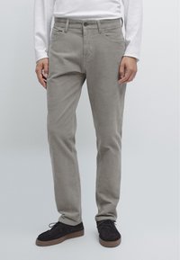 Узкие джинсы