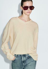 Пуловер с вырезом V Пуловер с вырезом V