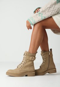 Ботинки на шнуровке