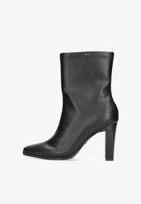 Полусапожки на высоком каблуке