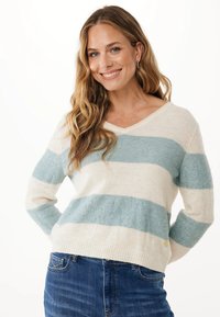 Пуловер в полоску