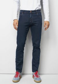 Узкие джинсы