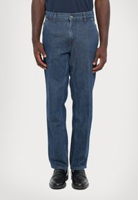 Прямые джинсы