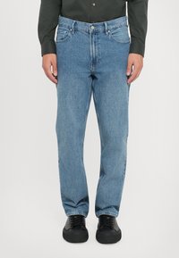 Прямые джинсы