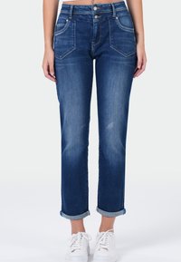 Прямые джинсы