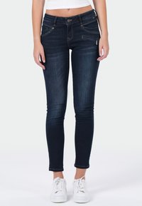 Узкие джинсы