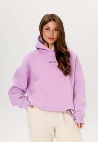 Пуловер с капюшоном