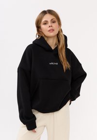 Пуловер с капюшоном