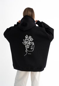 Пуловер с капюшоном