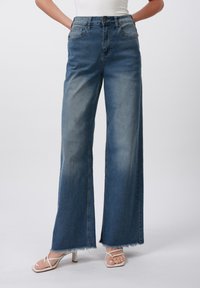 Клешеные джинсы