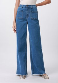 Клешеные джинсы